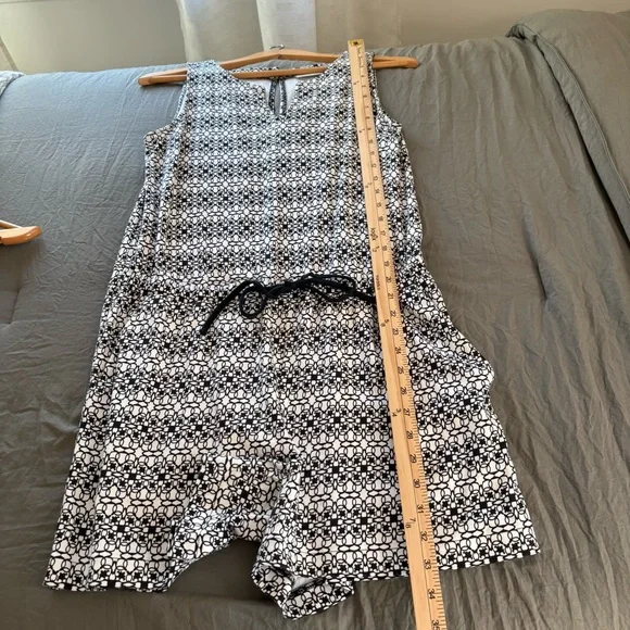 New York & Company Black white Cotton Sleeveless Romper. Size Medium. - Picture 9 of 12